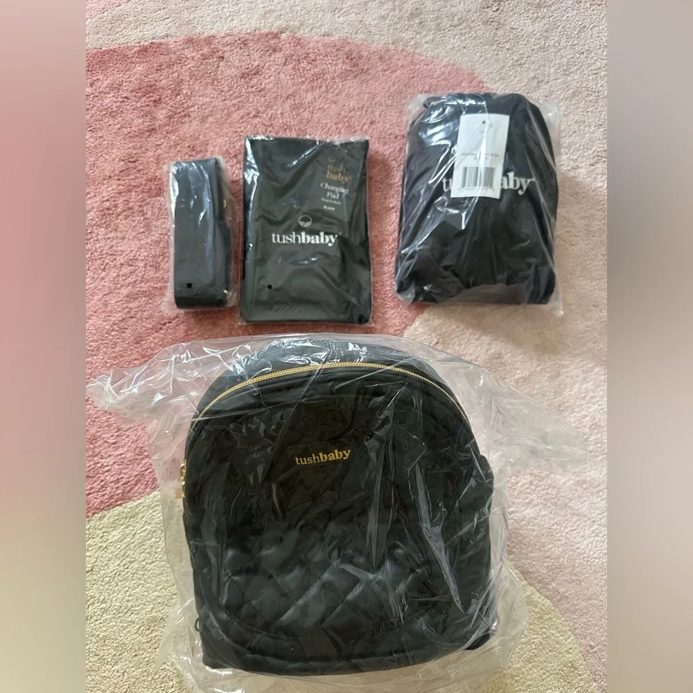 Tushbaby hipseat in black vegan leather with accessories - Picture 3 of 6
